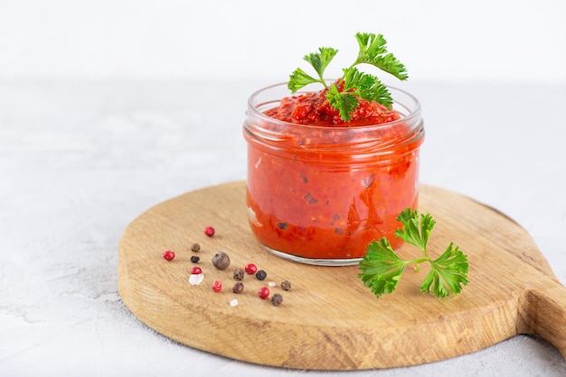 Pasta vegetal ajvar con perejil en una tabla de madera