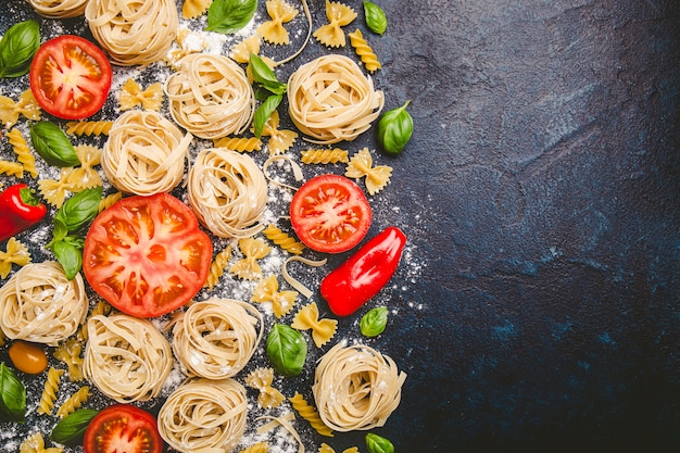 Pasta y vegetales frescos esparcidos en harina