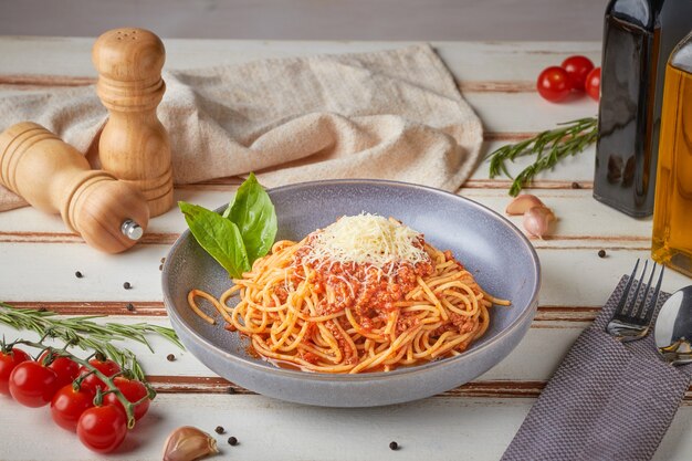 Pasta vegetariana, madera blanca