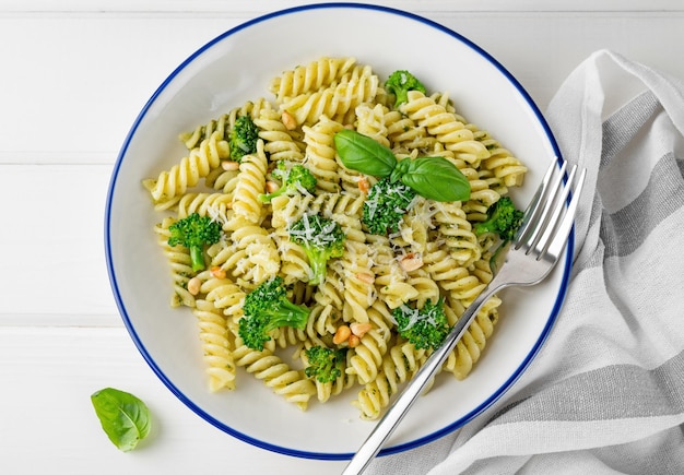 Pasta vegetariana con salsa de pesto, brócoli, queso parmesano y piñones Alimentos saludables