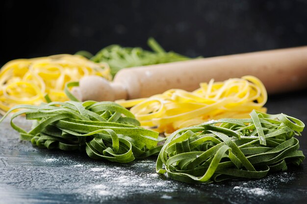 Pasta verde cruda en la mesa negra