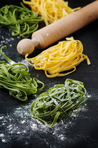 Pasta verde cruda en la mesa negra