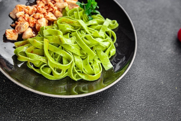 pasta verde salsa de tomate roja tagliatelle carne de pollo comida vegetal comida bocadillo en la mesa