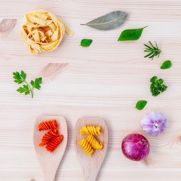 Pasta con verduras sobre fondo de madera.