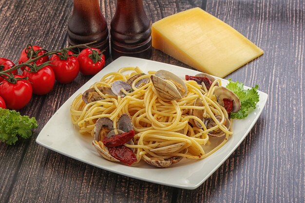 Pasta con vongole y tomate