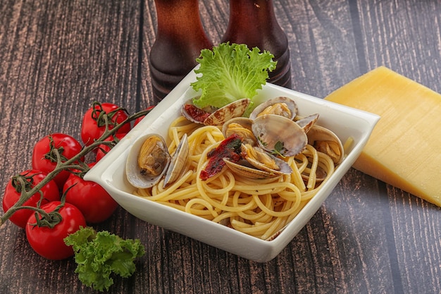 Pasta con vongole y tomate