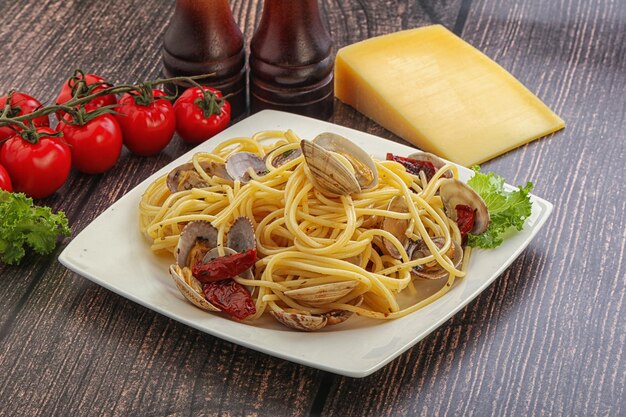 Pasta con vongole y tomate