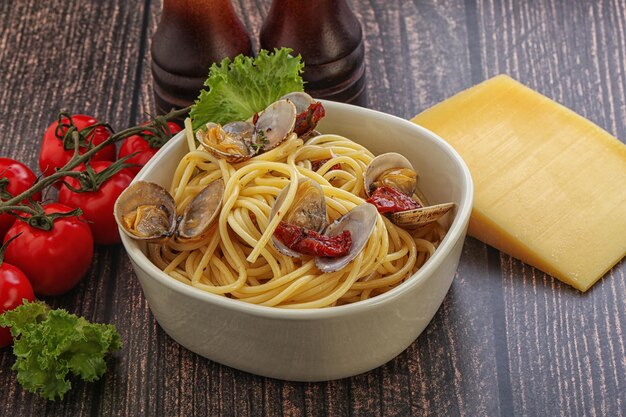 Pasta con vongole y tomate