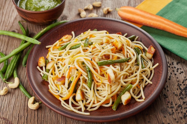 Pasta con zanahorias espárragos y queso tofu