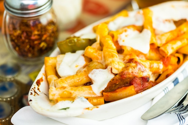 Pasta ziti fresca con salchicha en restaurante italiano.