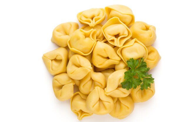 Pastas caseras crudas, tortellini con hierbas.