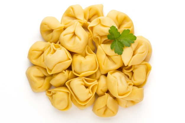 Pastas caseras crudas, tortellini con hierbas.