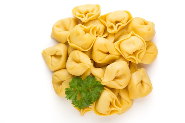 Pastas caseras crudas, tortellini con hierbas.