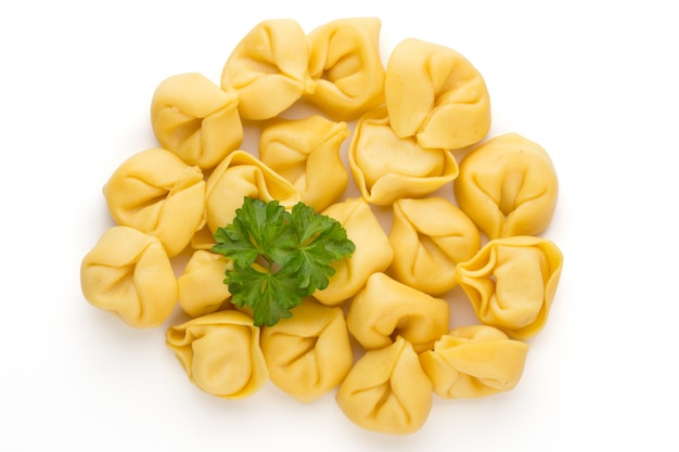 Pastas caseras crudas, tortellini con hierbas.