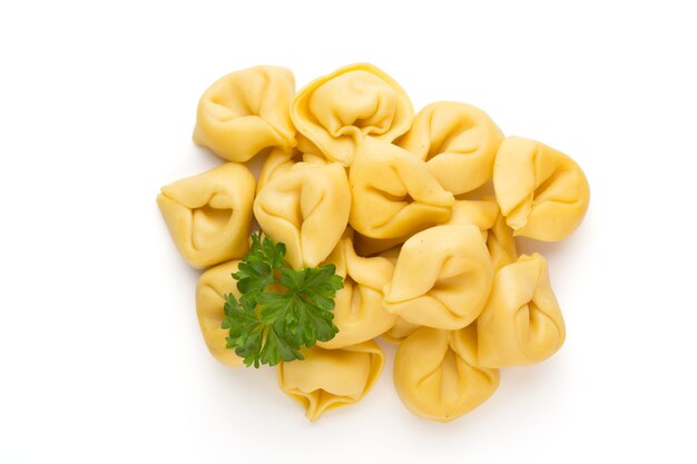 Pastas caseras crudas, tortellini con hierbas.