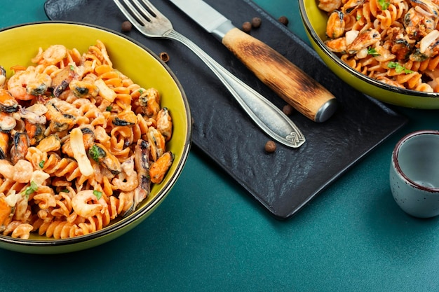 Pastas com mexilhões e camarões