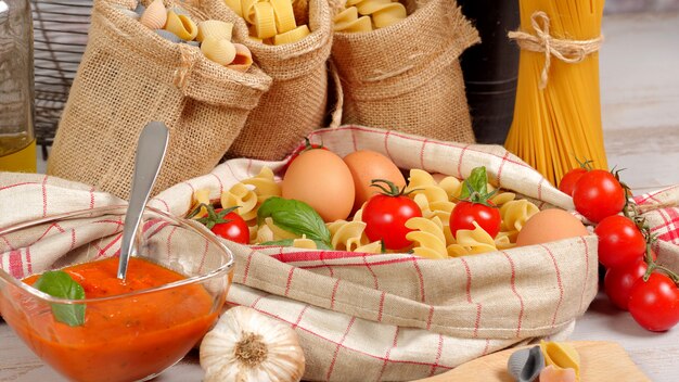 Pastas con huevos y tomates cherry