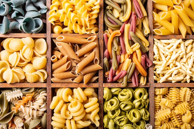 Pastas italianas coloridas surtidas en caja de madera