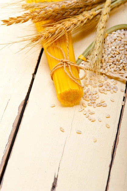 Foto pastas italianas crudas y trigo duro ecológicos