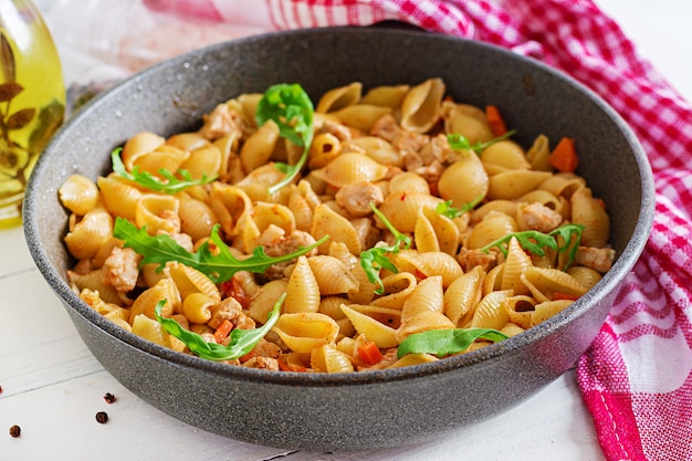 Pastas italianas de pasta con carne y salsa de tomate. Pasta Conchiglie.