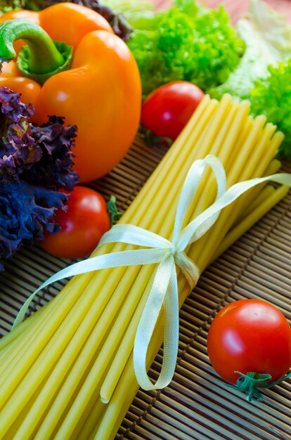 Pastas y verduras crudas y largas en la mesa