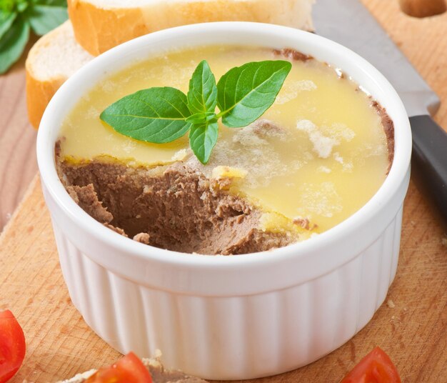 Foto paste de fígado de frango caseiro, manjericão e fatias de pão branco