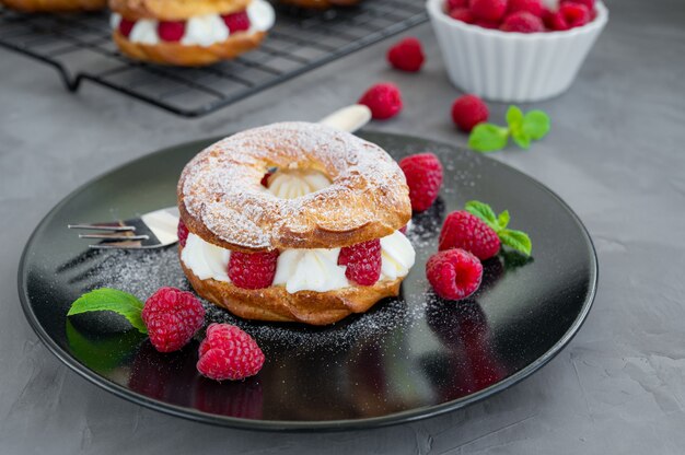 Pastéis de choux Anéis de choux com creme de queijo cremoso ou queijo cottage e framboesas frescas