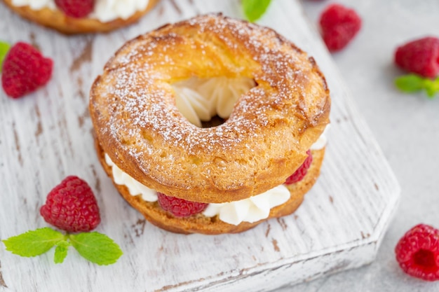 Pastéis de choux anéis de choux com creme de queijo cremoso ou queijo cottage e framboesas frescas