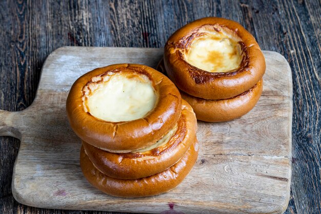 Pastéis de massa doce com recheio de creme azedo e leite Pão de creme azedo de baunilha com forma redonda com recheio cremoso por dentro