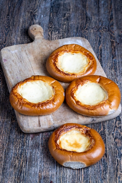 Pastéis de massa doce com recheio de creme de leite e leite