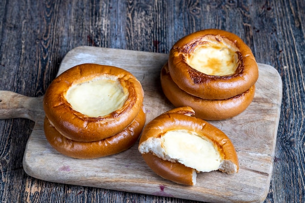 Pastéis de massa doce com recheio de creme de leite e leite