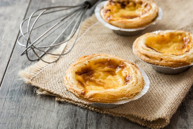 "Pasteis de nata" Tarte de creme de ovos portuguesa típica em madeira