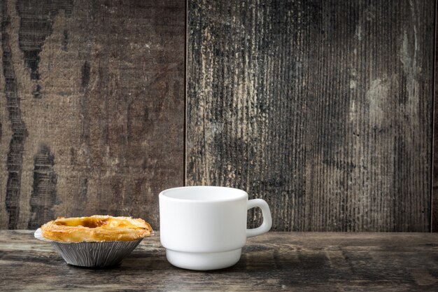 "Pasteis de nata" Típica tarta portuguesa de natillas de huevo sobre madera