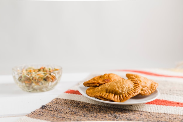 Pastéis turcos e salada