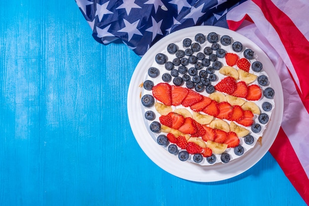 Pastel del 4 de julio con bandera y bayas.