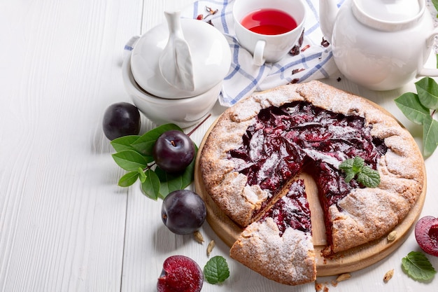 Pastel abierto de verano o galette con ciruelas rojas