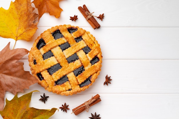 Pastel de acción de gracias de otoño sobre tabla de madera blanca