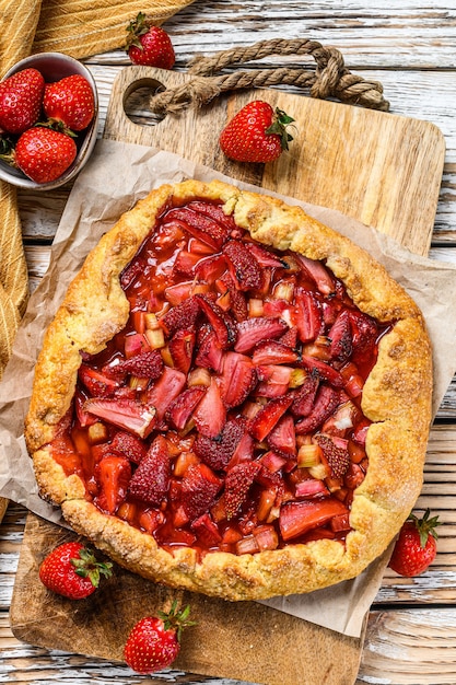 Pastel al horno con fresa y ruibarbo