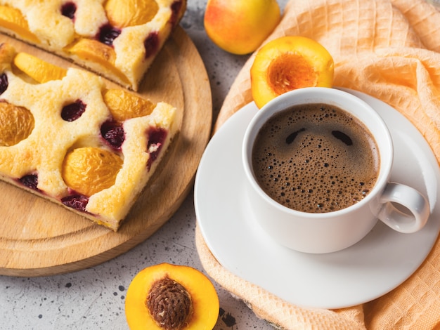 Pastel de albaricoque casero y una taza de café exprés. Desayuno