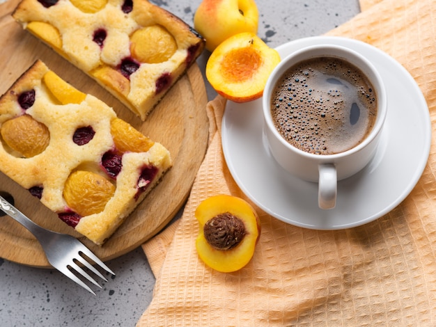 Pastel de albaricoque casero y una taza de café exprés. Desayuno