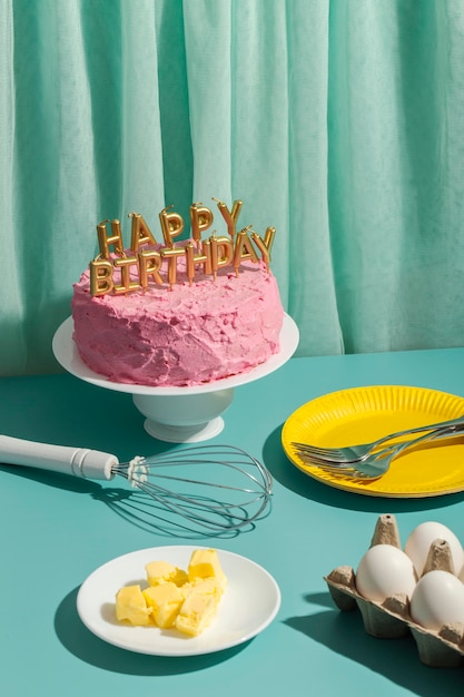 Pastel de alto ángulo y velas de cumpleaños.