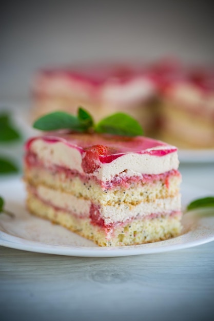 Pastel de amapola de fresa con crema en un plato