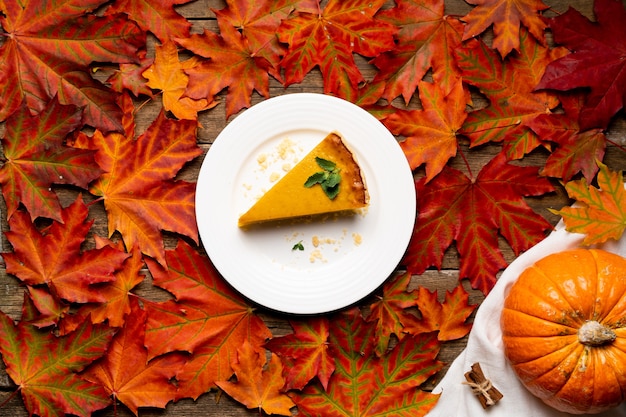 Pastel americano de calabaza en otoño hojas de arce naranja plana