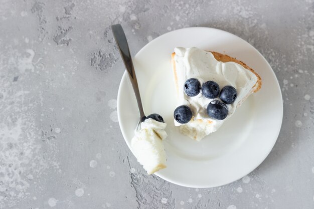 Pastel de ángel con crema batida y arándanos.