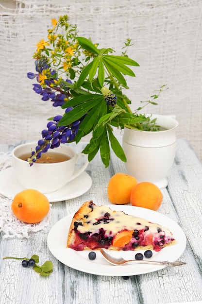 Pastel con arándanos y albaricoques