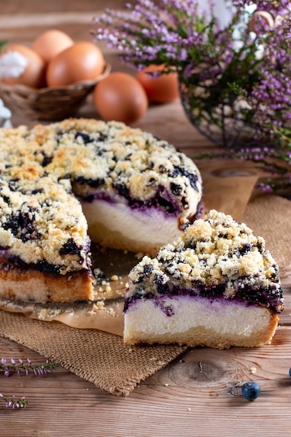 Pastel de arándanos casero recién horneado en mesa de madera