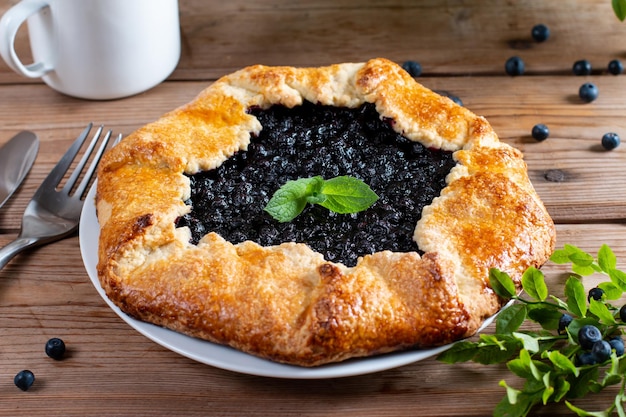 Pastel de arándanos crujiente casero o galette Pasteles deliciosos y brillantes de verano con bayas