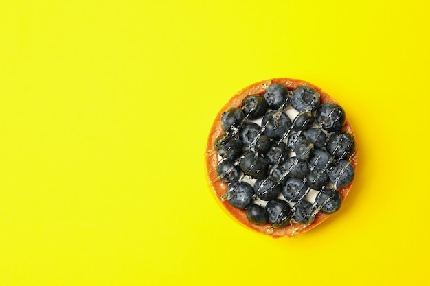 Pastel de arándanos sabroso en amarillo