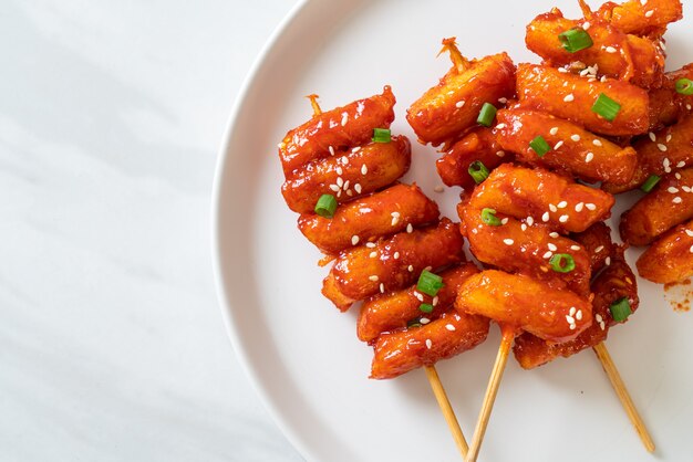 pastel de arroz coreano frito (Tteokbokki) ensartado con salsa picante - estilo de comida coreana