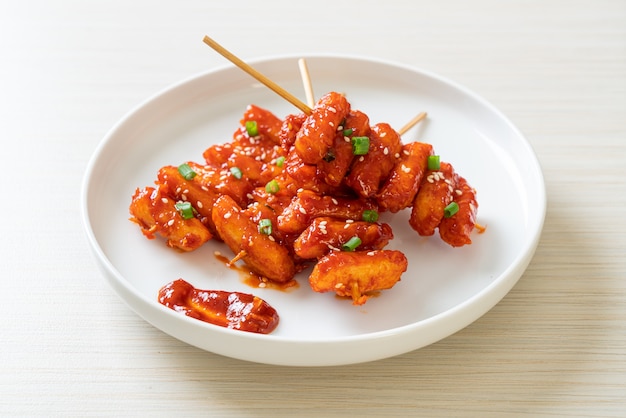 pastel de arroz coreano frito (Tteokbokki) ensartado con salsa picante - estilo de comida coreana